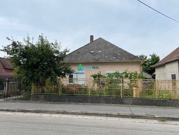 REZERVOVANÉ-Starší 3-izbový RD dom na predaj v Šamoríne - časť MLIEČNO!!!! Cena 225 000 €
