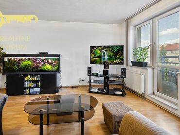 2 izbový byt, pôvodný stav, výborná lokalita plná zelene, klimatizovaný