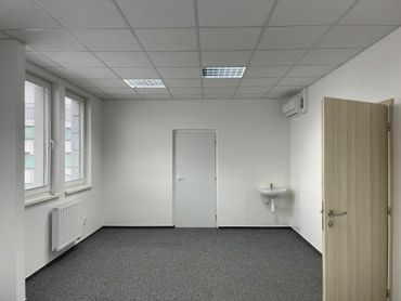 Na prenájom: kancelária s umývadlom, 26,4 m2, 1.poschodie, Trenčín, Legionárska / Dlhé Hony