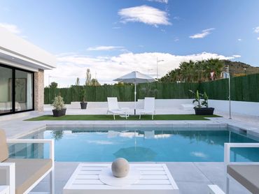Úplne nový 3 izbový dizajnový dom s bazénom v cene