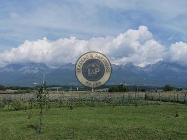 NA PREDAJ: pozemok 4000 m2 Veľký Slavkov s panoramatickým výhľadom na Vysoké Tatry
