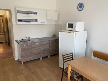 Ponúkame Vám na prenájom 2 izbový zariadený byt v centre Trenčína.