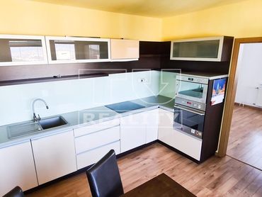 Veľkometrážny kompletne prerobený 4 byt na Novomeského ul.- NITRA, s krásnym výhľadom a výmerou 100