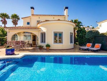 **REZERVOVANÉ** Štylová 2 poschodová vila so súkromným bazénom - Costa Blanca - Španielsko