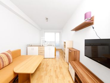 REZERVOVANÝ - Na predaj svetlý 1 izbový byt s veľkou loggiou a pivničnou kobkou pod Malými Karpatmi