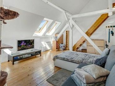Reality&Bývanie: Predaj priestranného podkrovného 4izbového bytu na Klemensovej ulici v Starom Meste