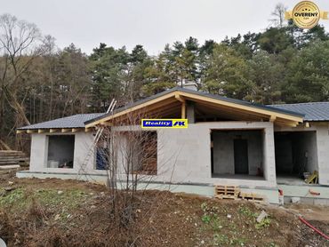 Predaj rodinný dom novostavba Valča, hrubá stavba, Váš vlastný projekt