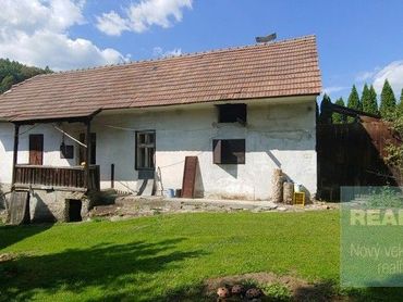 Ponúkame na predaj krásny starý domček v obci Kolárovice.