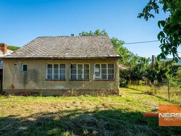 Jednopodlažný starší domček, vhodný na chalupárčenie, ale aj bývanie, nachádzajúci sa v obci Roškovc