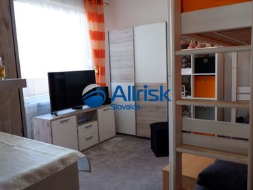 REZERVÁCIA Ponúkame na predaj veľmi pekný priestranný 2 izbový byt v Nitre na Chrenovej - Sitnianska