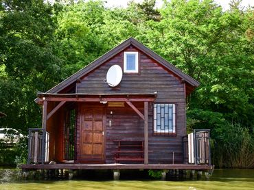 Predaj rybárskeho dreveného domčeka na jazere