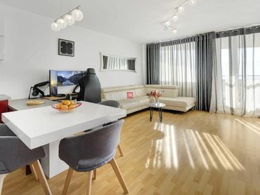 HERRYS - Na predaj veľkometrážny klimatizovaný 2-izbový byt s výnimočným výhľadom a garážovým státím