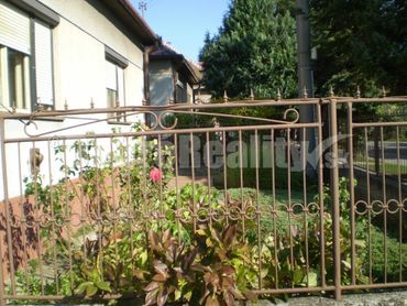 Rezervované - Na predaj starší zachovalý obývateľný rodinný dom v Leopoldove , krásny pozemok 1340m2