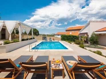ESTATE INVEST - Na predaj luxusná vila s bazénom, Vodice