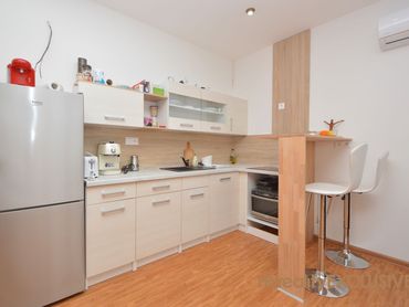 REZERVOVANÉ - Predaj rodinného domu s dvomi bytovými jednotkami v Bezenye, 719 m2 rožný pozemok