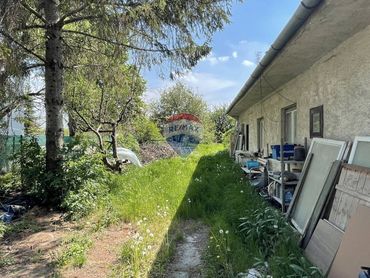 Starší rodinný dom na slnečnom 10-árovom pozemku na predaj v Moste pri Bratislave