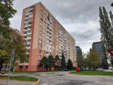 EXKLUZÍVNE priestranný 3 izbový byt v centre mesta, Palárikova ul. s dvoma balkónmi.