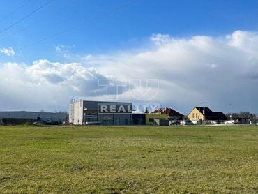 TUreality ponúka pozemok v priemyselnej zóne v blízkosti diaľnice pri Piešťanoch s napojením na všet