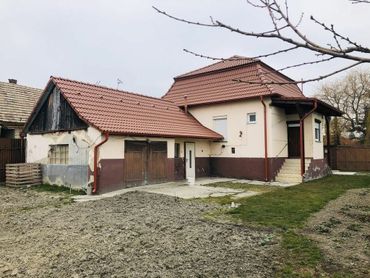 Na predaj rodinný dom v centre Kolárova na 14 ár pozemku -rezervovaný
