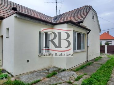 REZERVOVANÝ Na predaj 6-izbový rodinný dom na Krajinskej ulici v mestskej časti Podunajské Biskupice