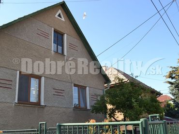 PREDAJ - Rodinný dom s veľkým slnečným pozemkom v obci Opatovce nad Nitrou