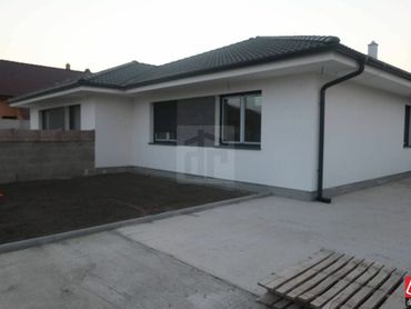 4 izbový rodinný dom(dvojdom) typu bungalom  obci Vydrany 3 km od Dunajskej Stredy