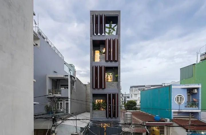 Extrémne tenký dom vo Vietname sa vtesnal na pozemok so šírkou 3,9 m