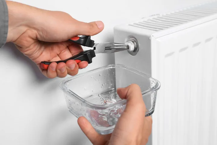 Odvzdušňovanie radiátora vám môže pomôcť pri vykurovaní.