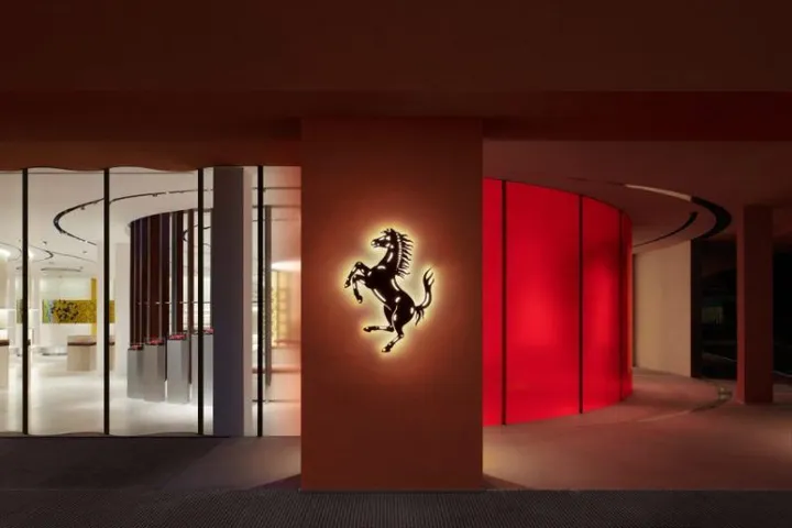 Automobilka Ferrari otvorila svoj prvý módny butik inšpirovaný F1