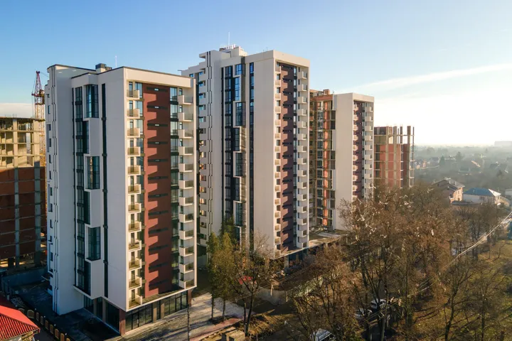 Slovenský realitný trh po lete ožil: Klesajúce úroky a viac ponúk ťahajú ceny bytov nahor