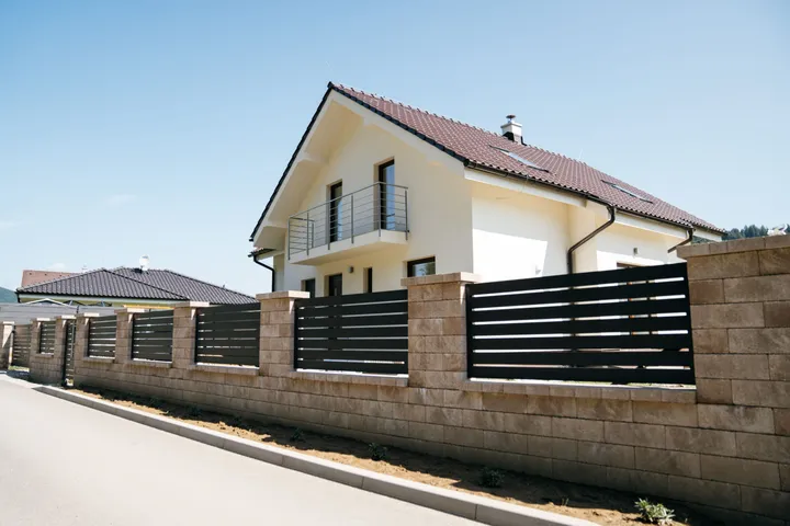 10 tipov ako zvoliť moderné oplotenie domu