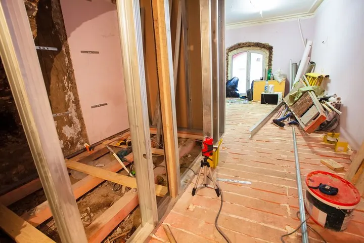 Takmer 40 % Slovákov plánuje renováciu domu po častiach, väčšina sa obáva obmedzení bývania