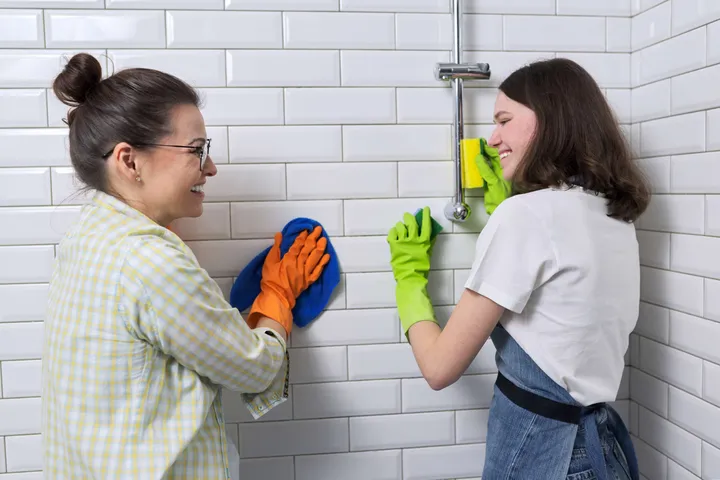 Vyčistite si špáry v kúpeľni pomocou domácich receptov.