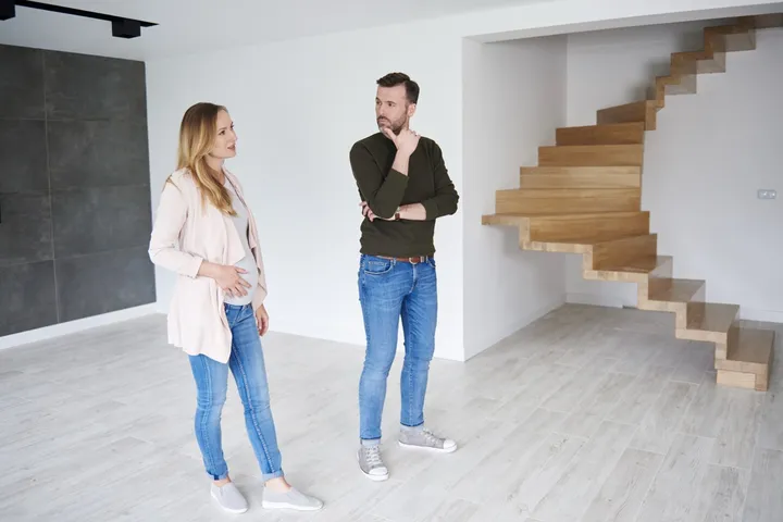 Na obhliadkach často dochádza ku konfliktom medzi partnermi, ktorých predstavy o spoločnom bývaní sa môžu značne líšiť.