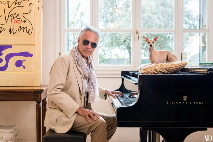 Andrea Bocelli koncertuje počas epidémie zo svojej toskánskej vily