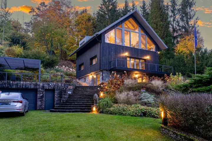 Z chaty zo 60. rokov sa stala moderná severská oáza. Pozrite sa, ako ju premenili architekti