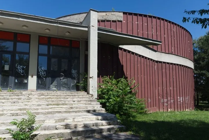 Chátrajúce košické kino Družba sa premení na moderné kultúrne centrum