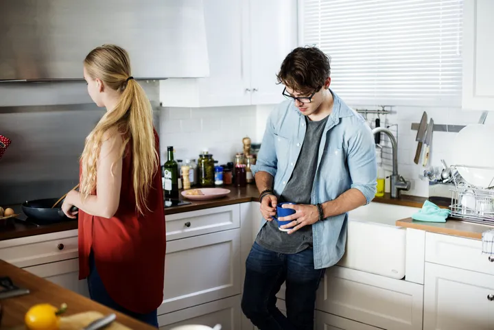 Až 57 % mladých Slovákov žije s rodičmi kvôli financiám