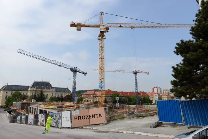 Slovenský realitný trh v kŕči: Prečo výstavba bytov padla na 20-ročné minimá?
