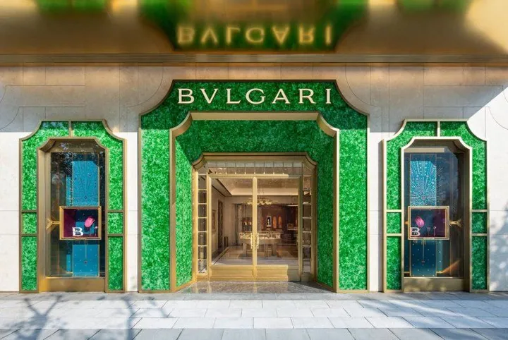 Šanghajská predajňa Bvlgari má fasádu z recyklovaných fliaš