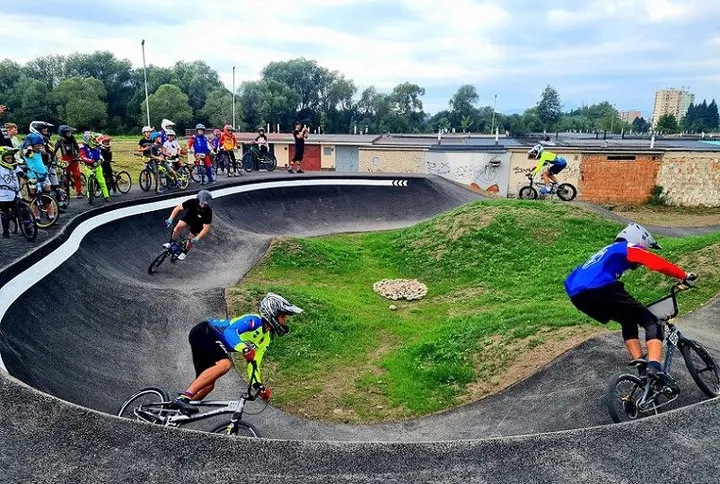 Najväčší pumptrackový areál na severe Slovenska už slúži verejnosti