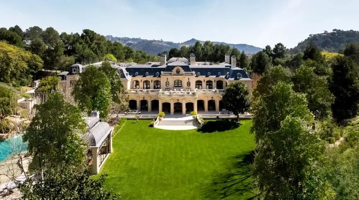 Top 10 najdrahších realitných predajov v roku 2025: Od Beverly Hills po Havaj