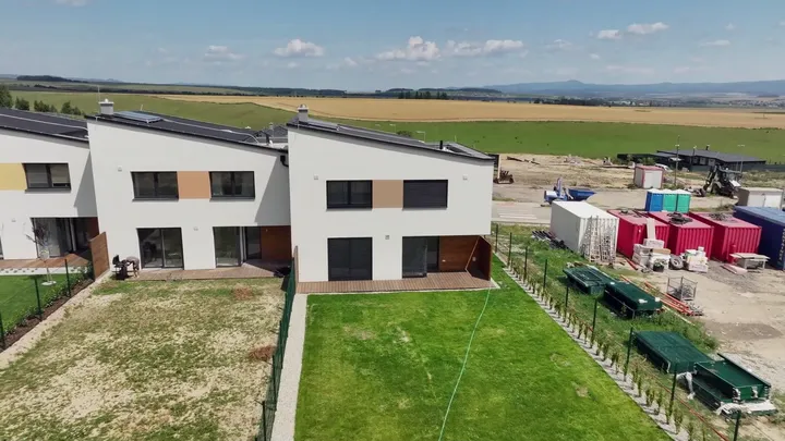 Pod Tatrami sa rozhoduje o novom bývaní. Veľký pozemok, radovka pri lese, dizajnový dvojdom alebo mezonet v meste?