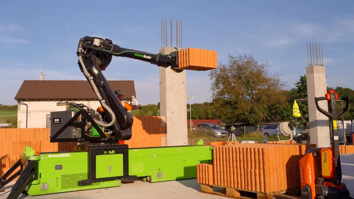 Murovací robot stavia prvý dom na Slovensku: Prevezme ťažkú prácu za murárov v každom počasí, hovorí Pintér (rozhovor)