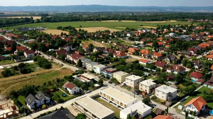 Bratislava je príliš drahá, satelitné mestá tiež. Ako to vyriešiť?