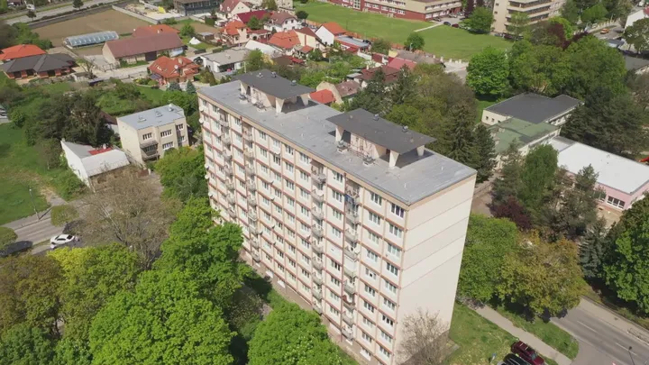 Ceny bytov klesajú už 12 mesiacov, vrátili sa na úroveň roku 2021