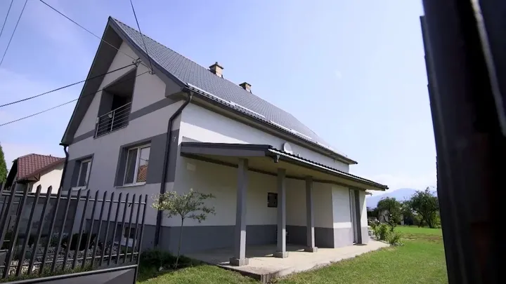 Dom, kde prím hrá garáž.