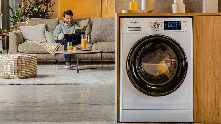 Spredu plnená práčka Whirlpool.