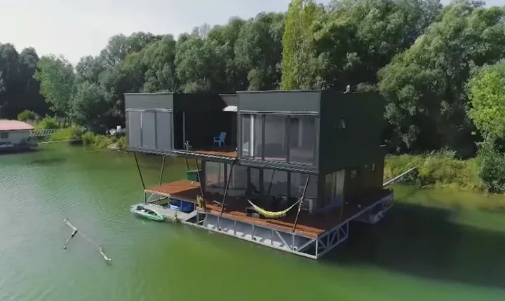 Jedinečné bývanie na vode: Priestranný houseboat si vás okamžite získa!