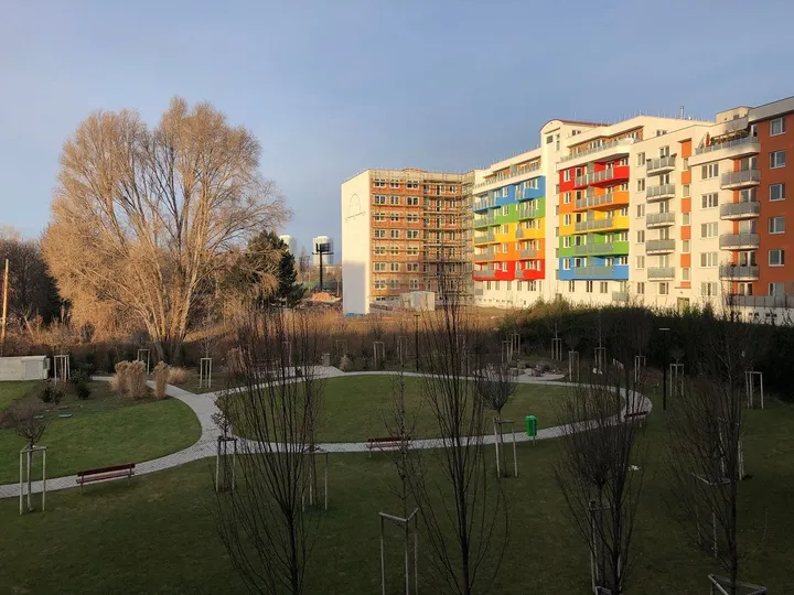 Lužná 2A a 2B, pokračovanie uličného priestoru